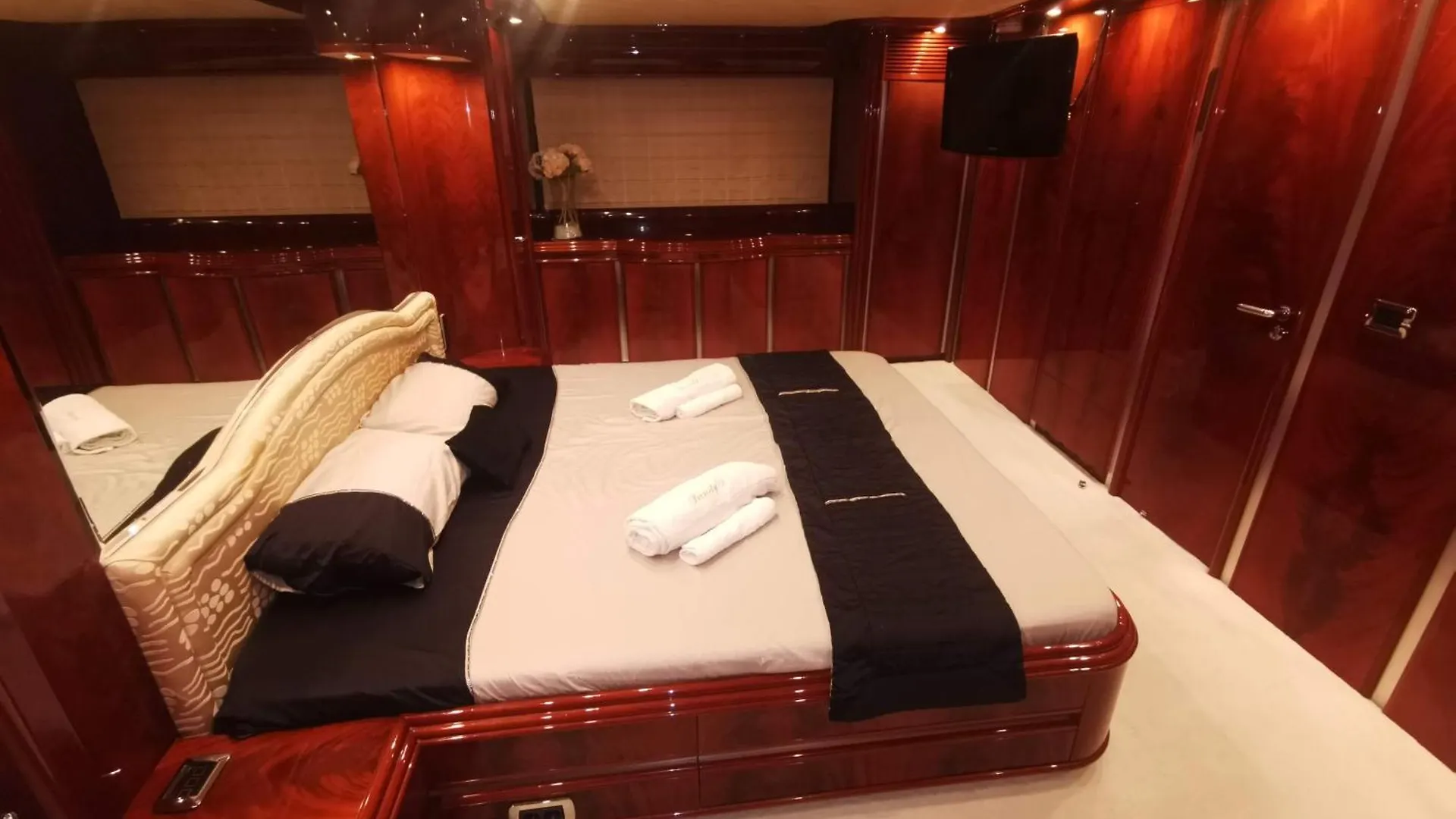 Beautiful Motor Yacht Barcelona 호텔 보트호텔