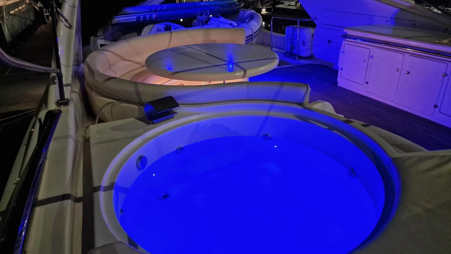 Beautiful Motor Yacht Barcelona 호텔 0*,  스페인